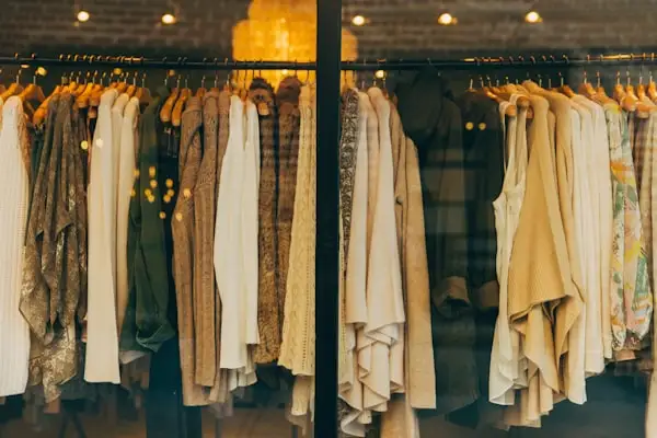 Personal shopper sourcing fashion and streetwear from the USA